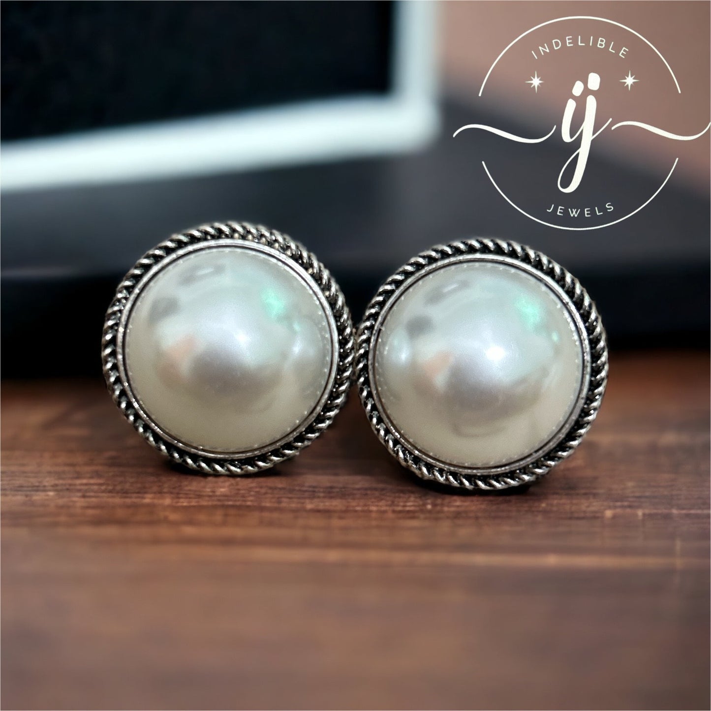 Gold / Silver Round Shaped Pearl Stud Earrings